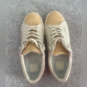 Dolce Vita Woman’s. Beige and Off-White Sneakers. Size 6.5